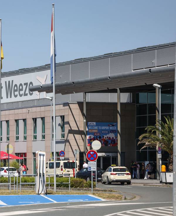 Das Terminal des zivilen Flughafens in Weeze.