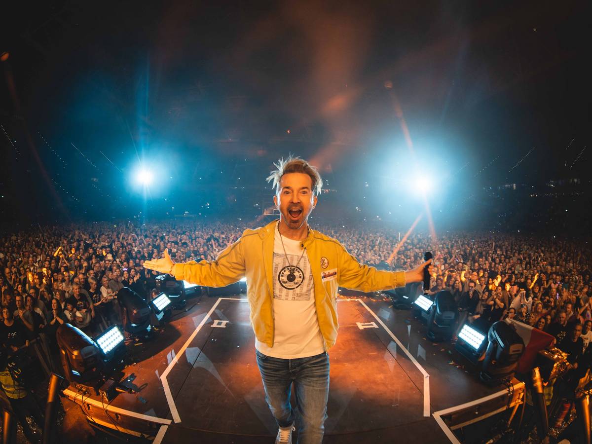 Limahl beim Auftritt auf der Bühne.