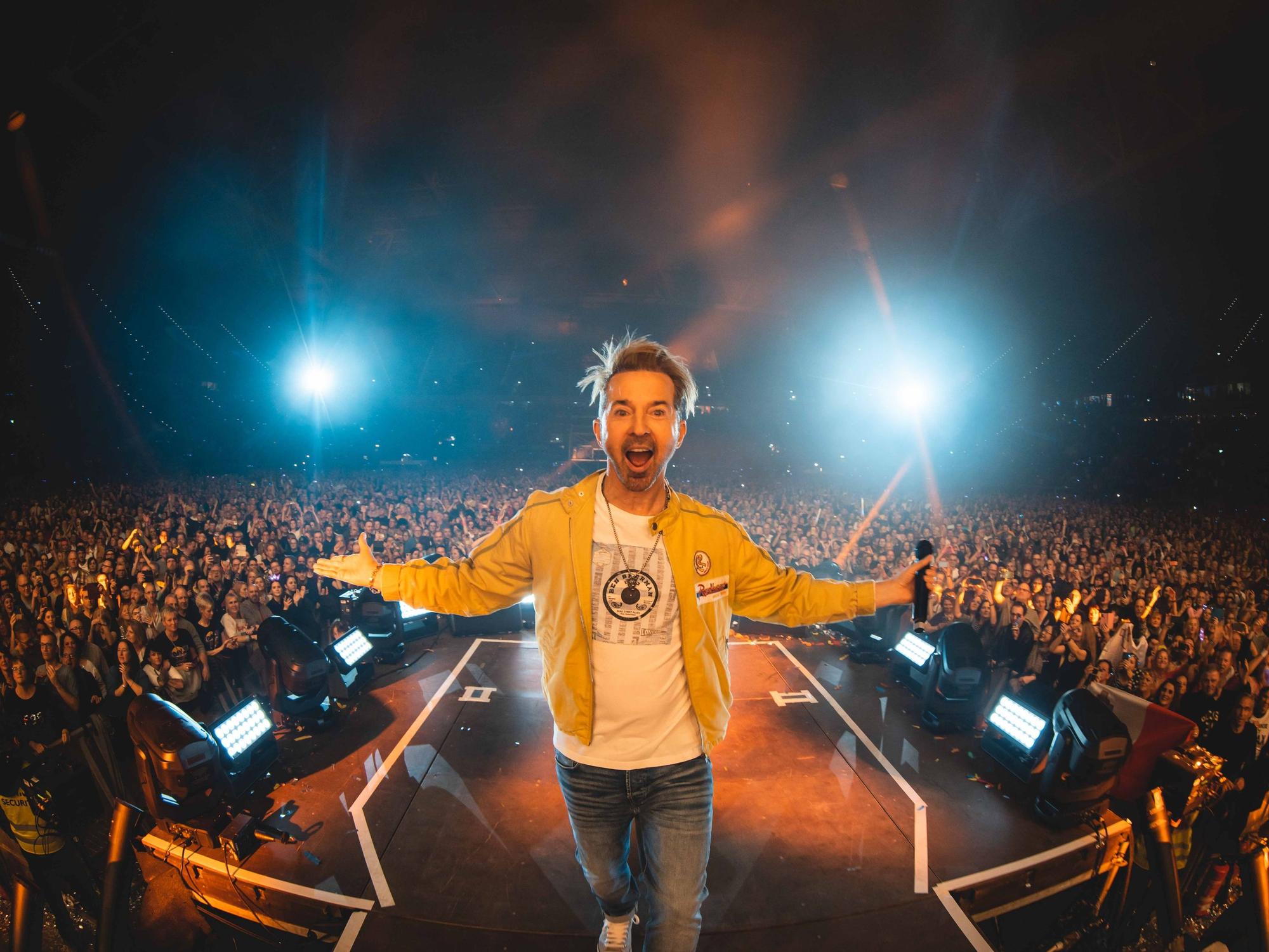 Limahl beim Auftritt auf der Bühne.