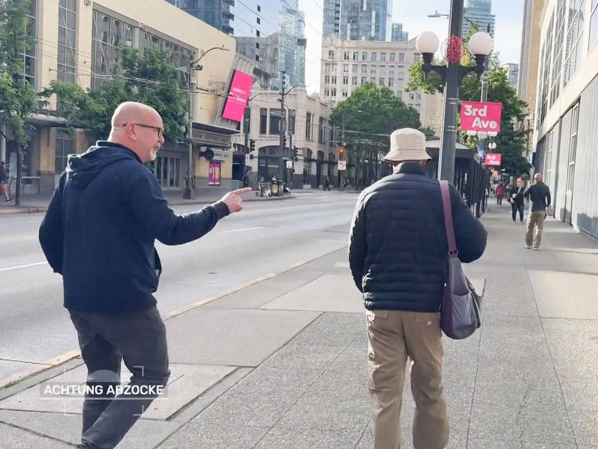 „Ihr seid keine Mönche, ihr seid Abzocker, ihr seid Diebe“: Peter Giesel (links) stellt in Seattle einen Betrüger. (Bild: Joyn)
