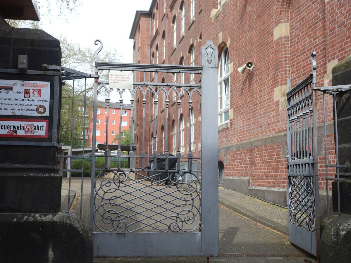 Verbotsschilder untersagten bisher den Zutritt für unbefugte Personen zu Kölner Schulhöfen. In diesem Sommer sind nun einige der Schulhöfe für Kinder und Jugendliche geöffnet. (Archivbild)