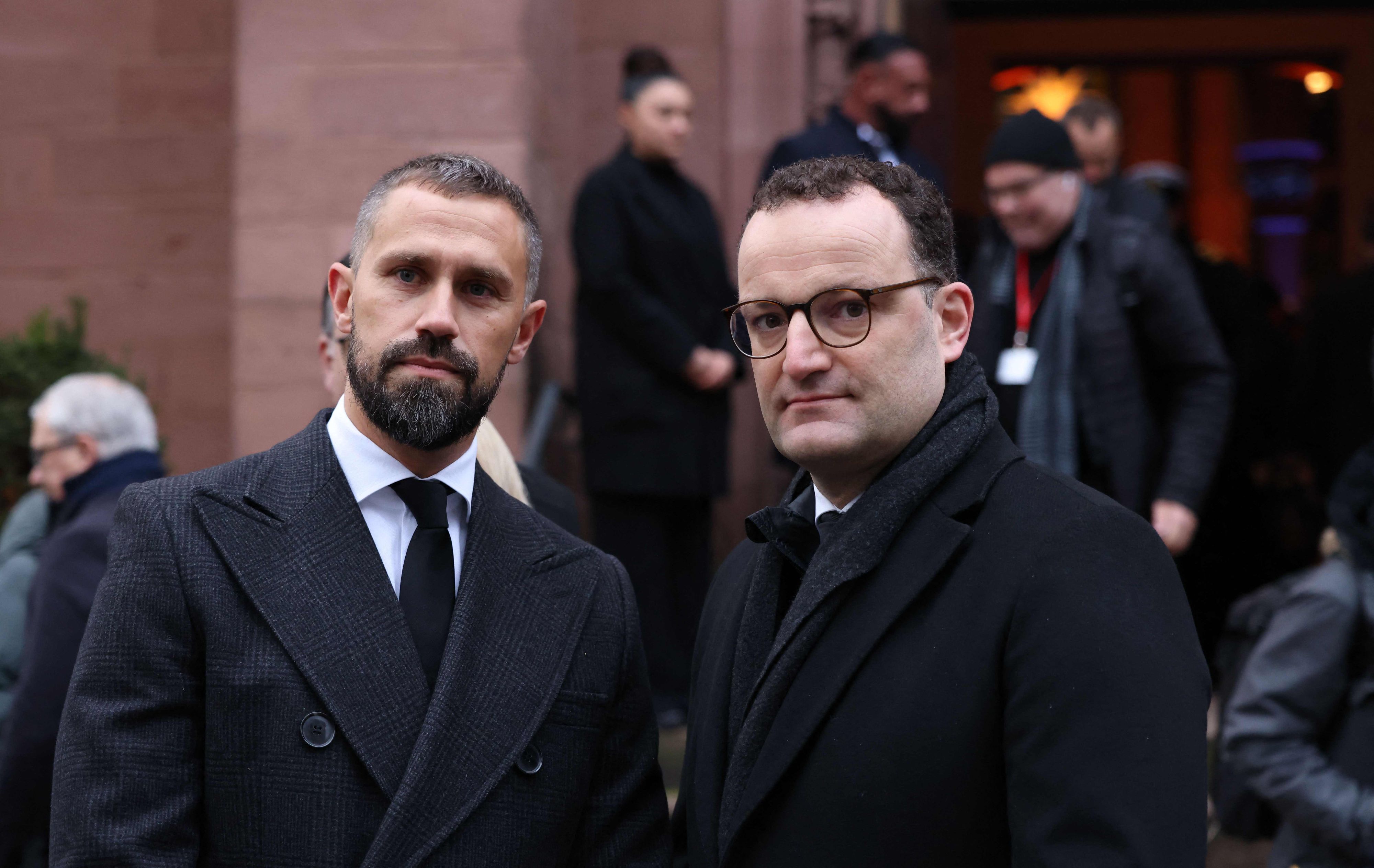 Jens Spahn (R) und Ehemann Daniel Funke sind dank einer Leihmutter Eltern geworden.