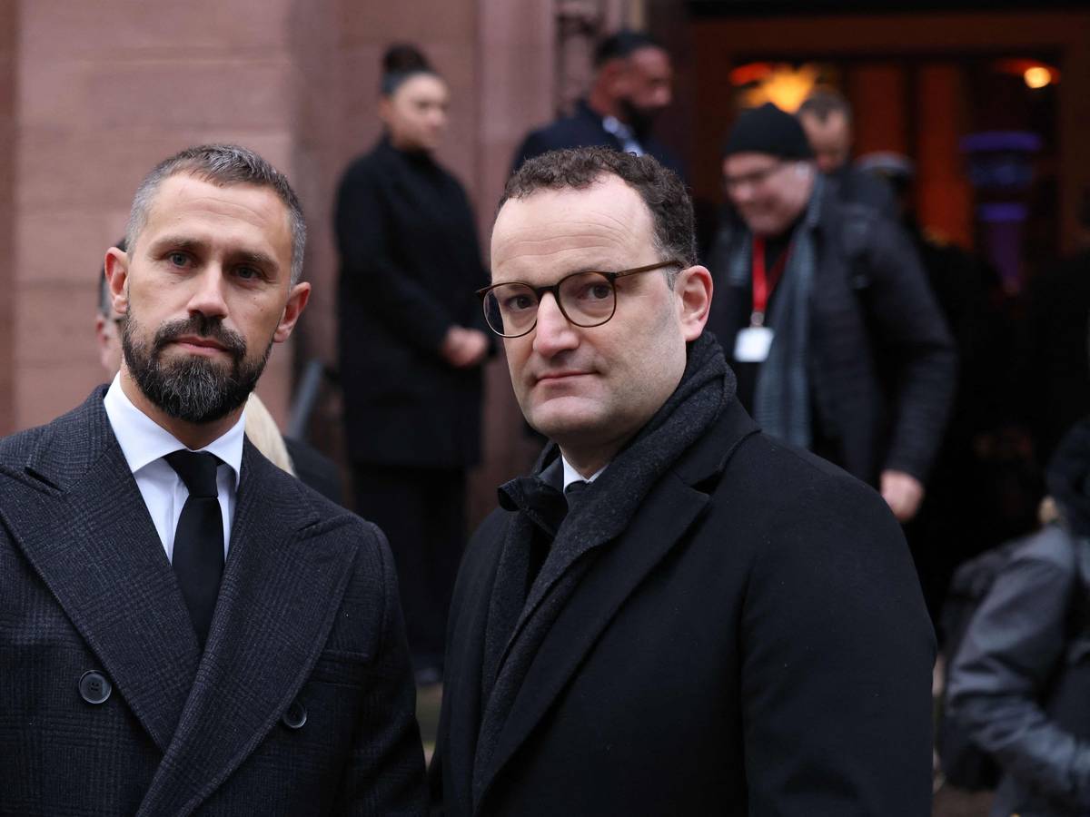 Jens Spahn (R) und Ehemann Daniel Funke sind dank einer Leihmutter Eltern geworden.