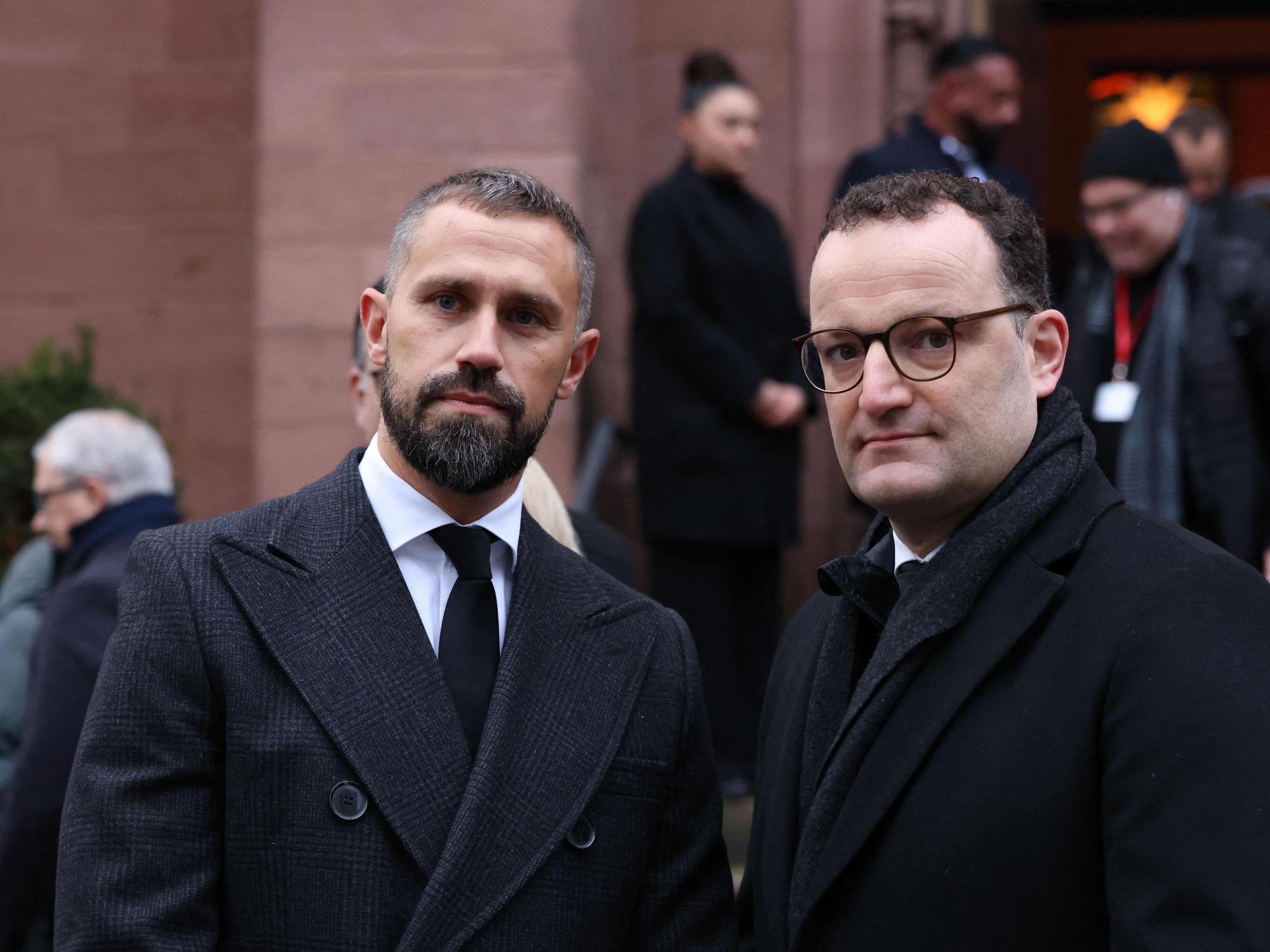 Jens Spahn (R) und Ehemann Daniel Funke sind dank einer Leihmutter Eltern geworden.