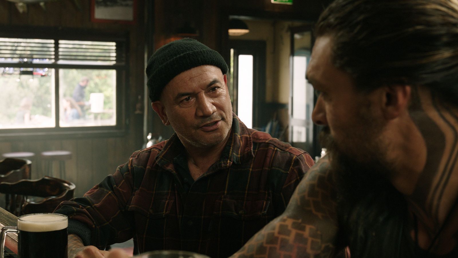 Vater und Sohn beim gemeinsamen Bier: Thomas Curry (Temuera Morrison, links) und Arthur Curry (Jason Momoa).
 (Bild: DC / Warner Bros. Ent.)