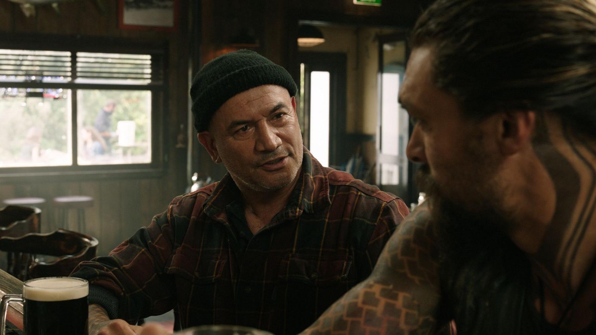 Vater und Sohn beim gemeinsamen Bier: Thomas Curry (Temuera Morrison, links) und Arthur Curry (Jason Momoa).
(Bild: DC / Warner Bros. Ent.)