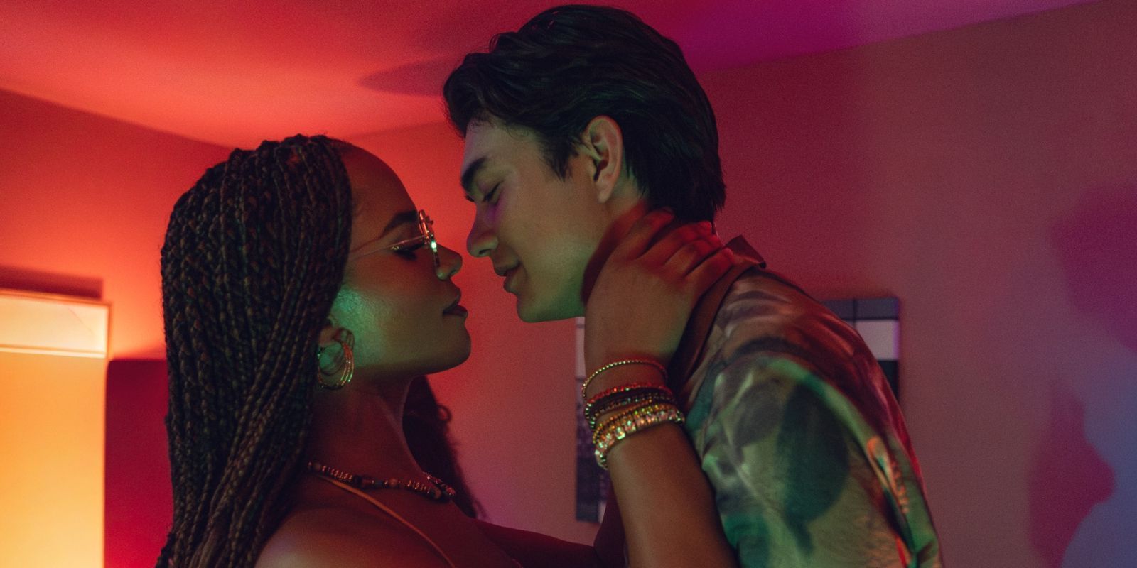 Auch für Elle (Yasmin Finney) und Tao (William Gao) bedeutet das Ende der Schulzeit einen Einschnitt in ihre Beziehung. (Bild: © 2025 Netflix, Inc./Samuel Dore)