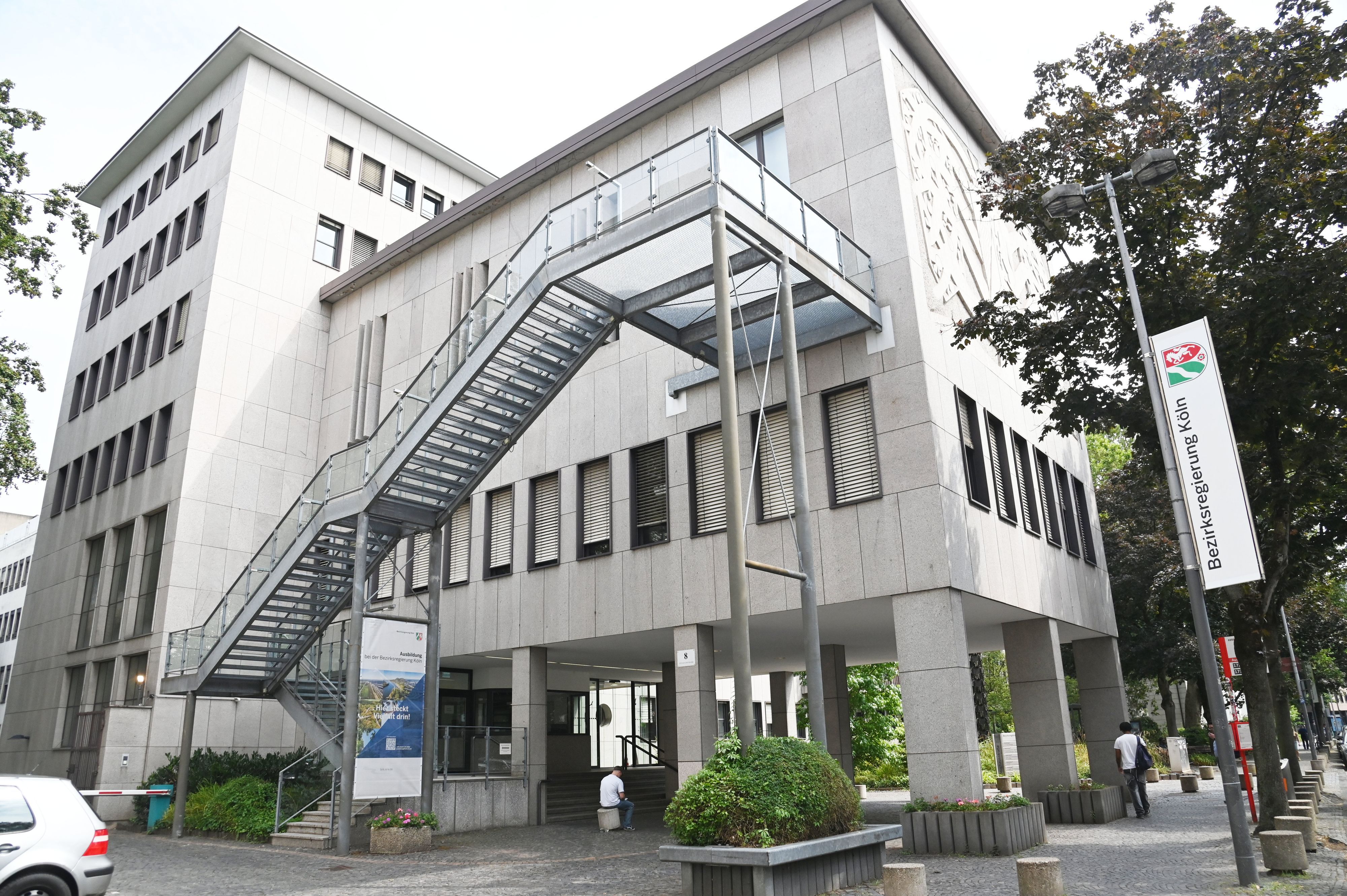 Das Gebäude der Bezirksregierung Köln: In einem Teil wird die Tragfähigkeit der Deckenhalterung untersucht.