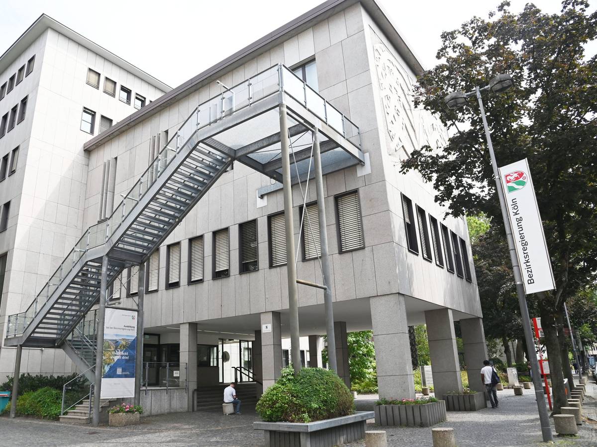 Das Gebäude der Bezirksregierung Köln: In einem Teil wird die Tragfähigkeit der Deckenhalterung untersucht.
