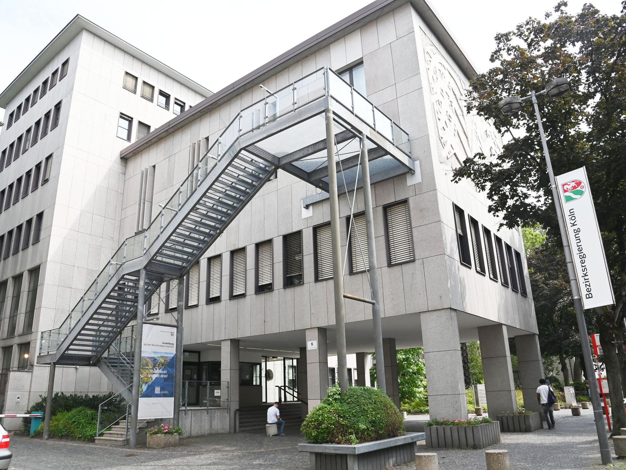 Das Gebäude der Bezirksregierung Köln: In einem Teil wird die Tragfähigkeit der Deckenhalterung untersucht.
