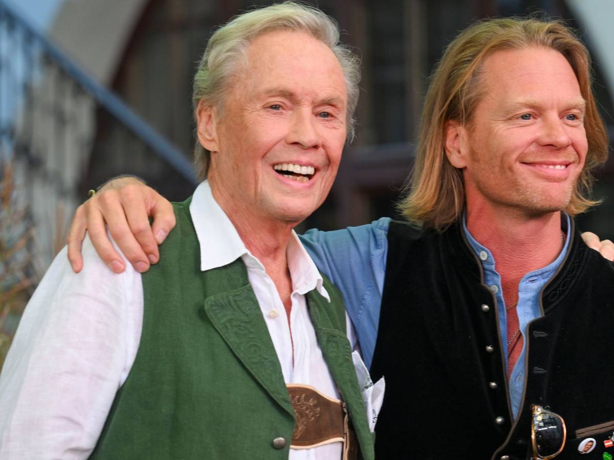 Peter Kraus (links) hat einen neuen Song mit seinem Sohn Mike veröffentlicht. (Bild: 2025 Getty Images/Hannes Magerstaedt)