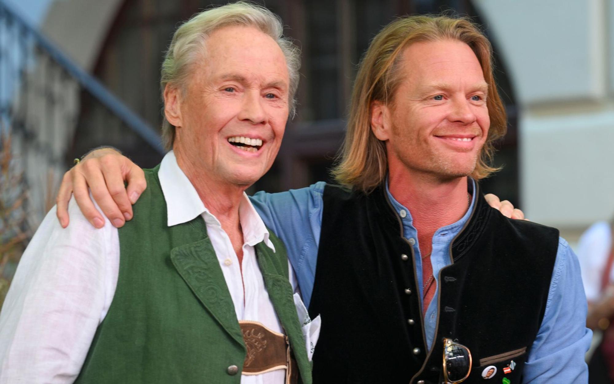 Peter Kraus (links) hat einen neuen Song mit seinem Sohn Mike veröffentlicht. (Bild: 2025 Getty Images/Hannes Magerstaedt)