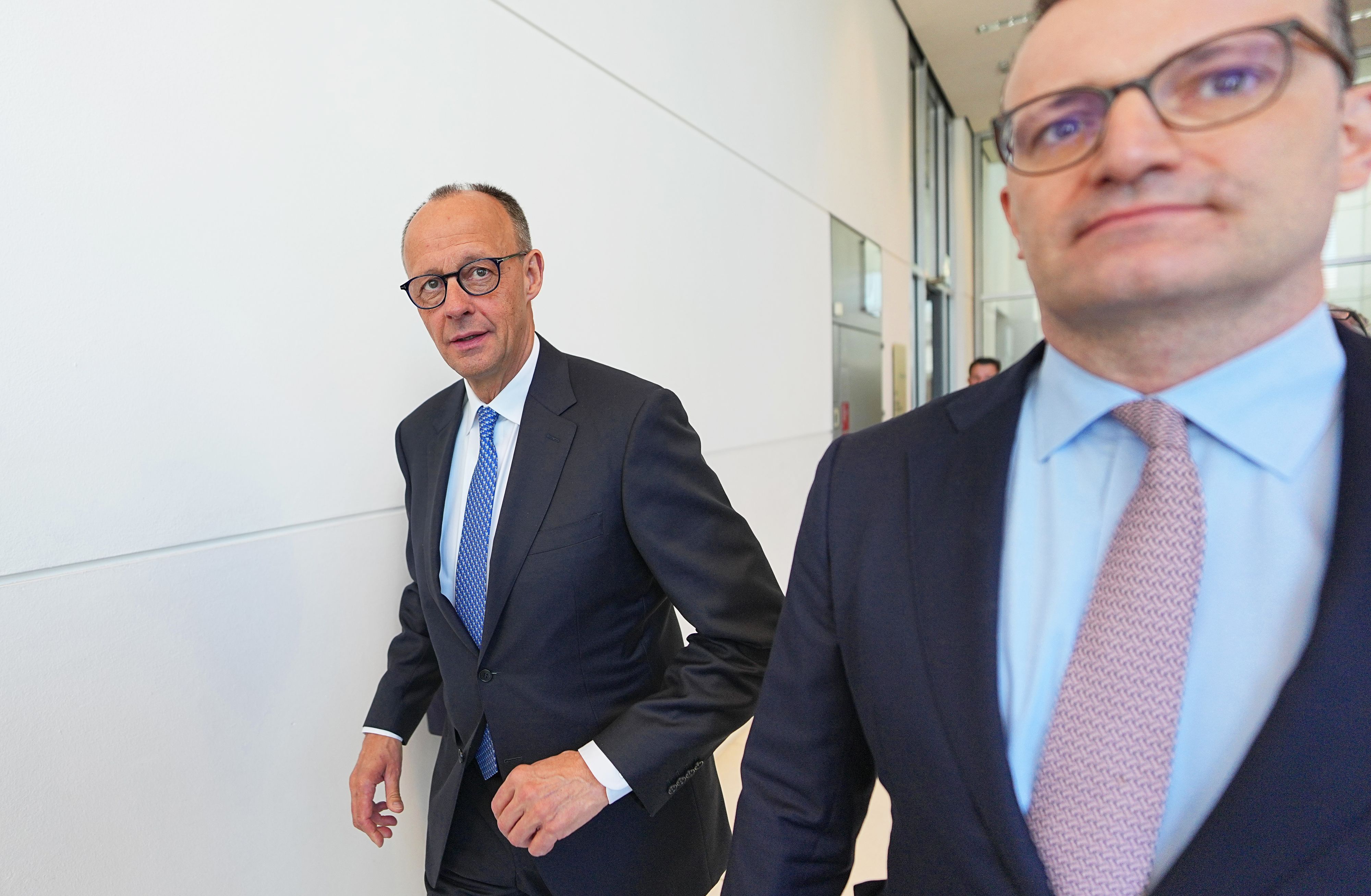 Bundeskanzler Friedrich Merz (CDU, l) will mit Jens Spahn (CDU) sprechen.