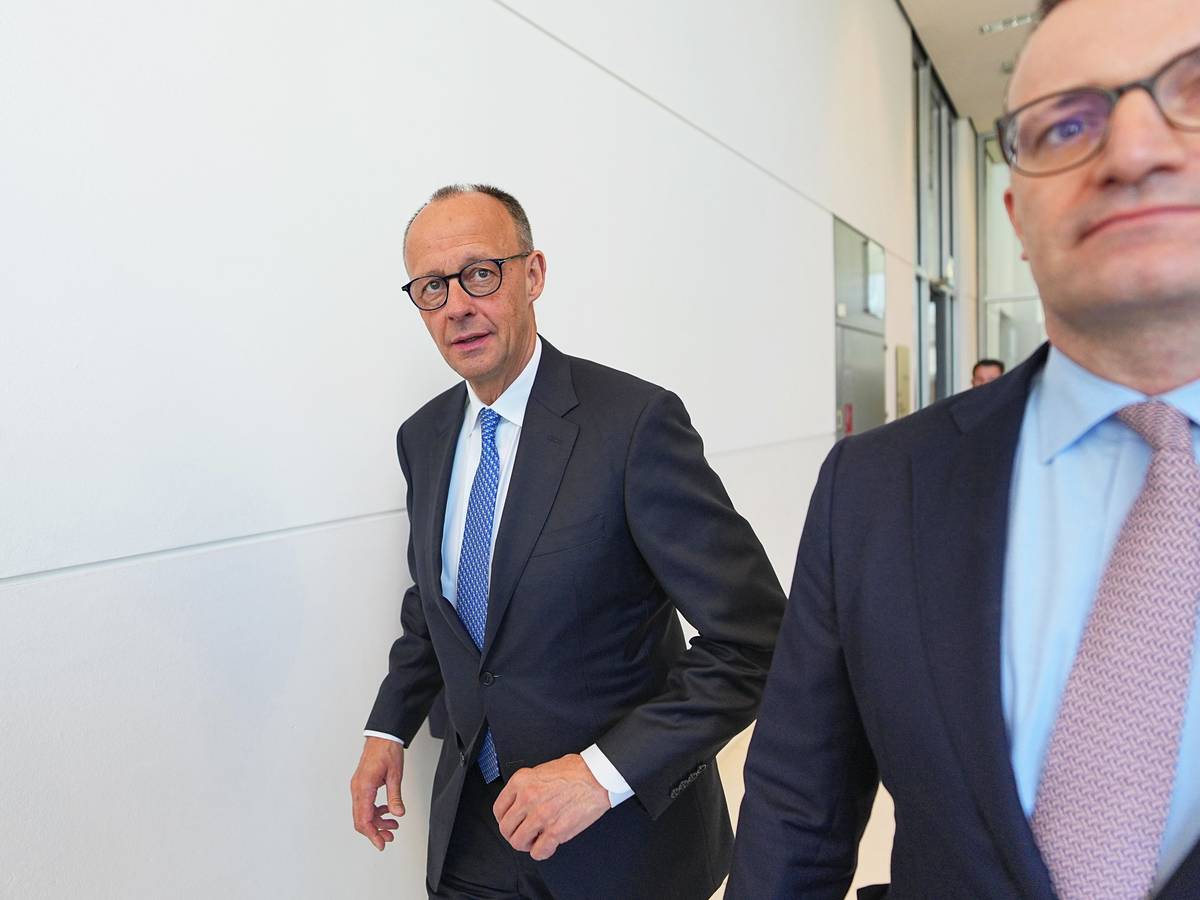 Bundeskanzler Friedrich Merz (CDU, l) will mit Jens Spahn (CDU) sprechen.