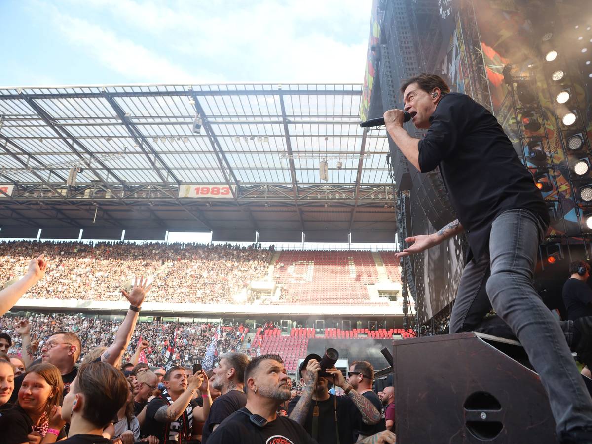 Die Toten Hosen spielen ihr Open-Air-Konzert im Rhein-Energie-Stadion.