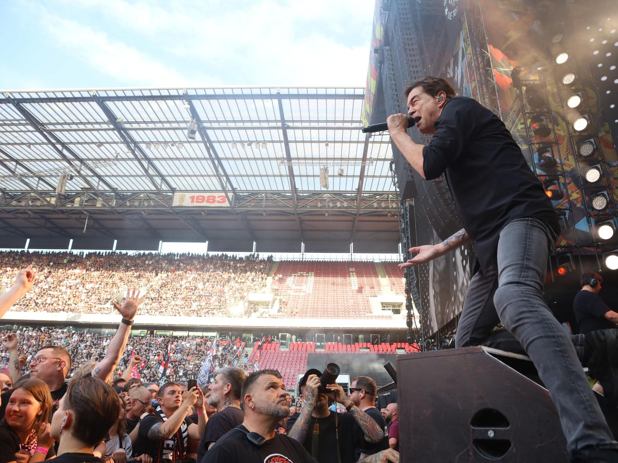 Die Toten Hosen spielen ihr Open-Air-Konzert im Rhein-Energie-Stadion.