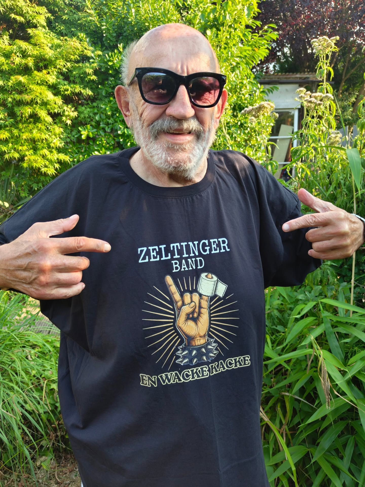 Jürgen Zeltinger im neuen T-Shirt zum Song „En Wacke kacke“.
