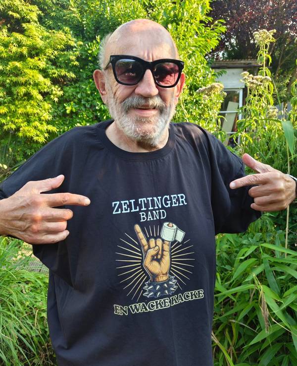 Jürgen Zeltinger im neuen T-Shirt zum Song „En Wacke kacke“.