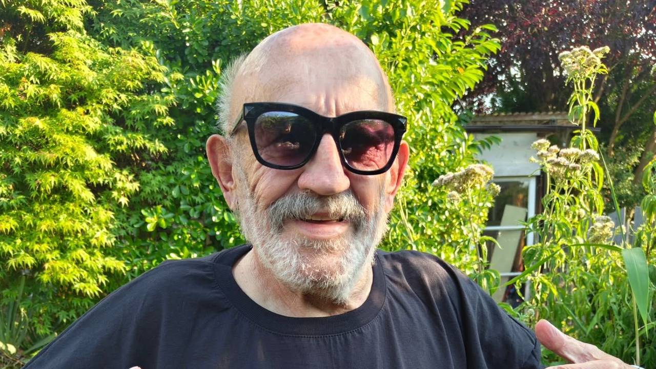 Jürgen Zeltinger im neuen T-Shirt zum Song „En Wacke kacke“.