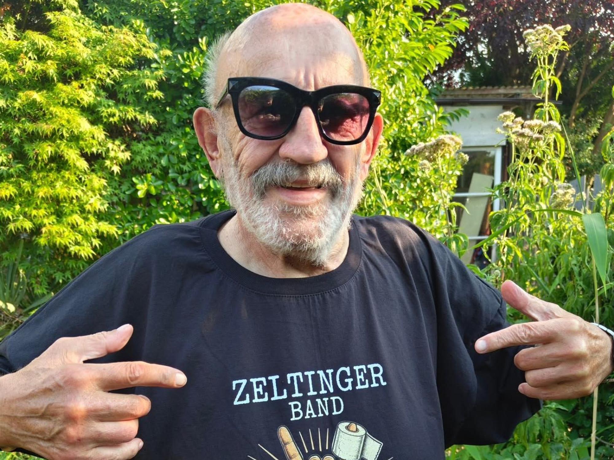 Jürgen Zeltinger im neuen T-Shirt zum Song „En Wacke kacke“.