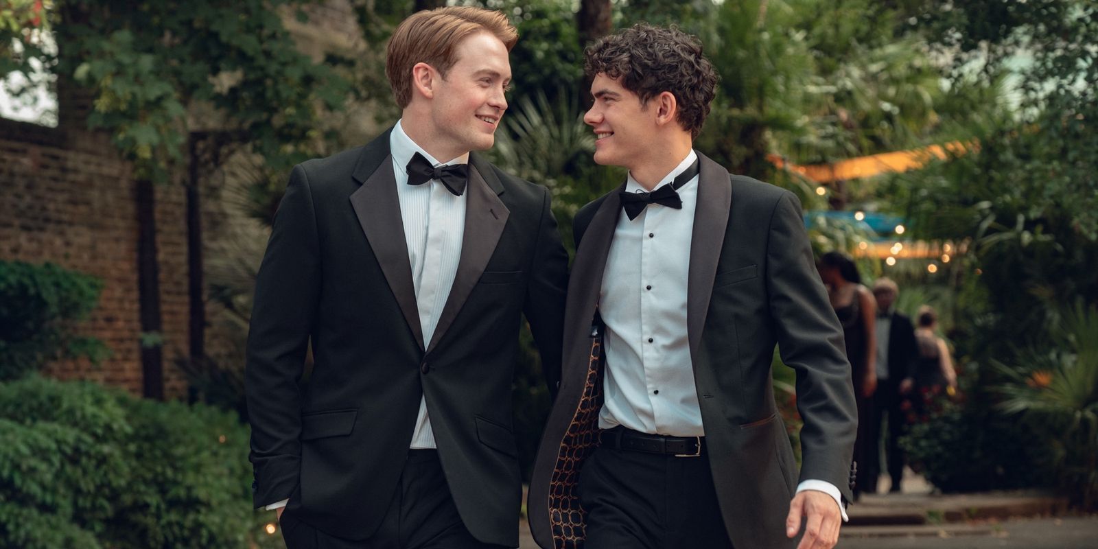 Es wird schon irgendwie weitergehen, da sind sich Nick (Kit Connor, links) und Charlie (Joe Locke) sehr sicher. (Bild: © 2025 Netflix, Inc./Samuel Dore)