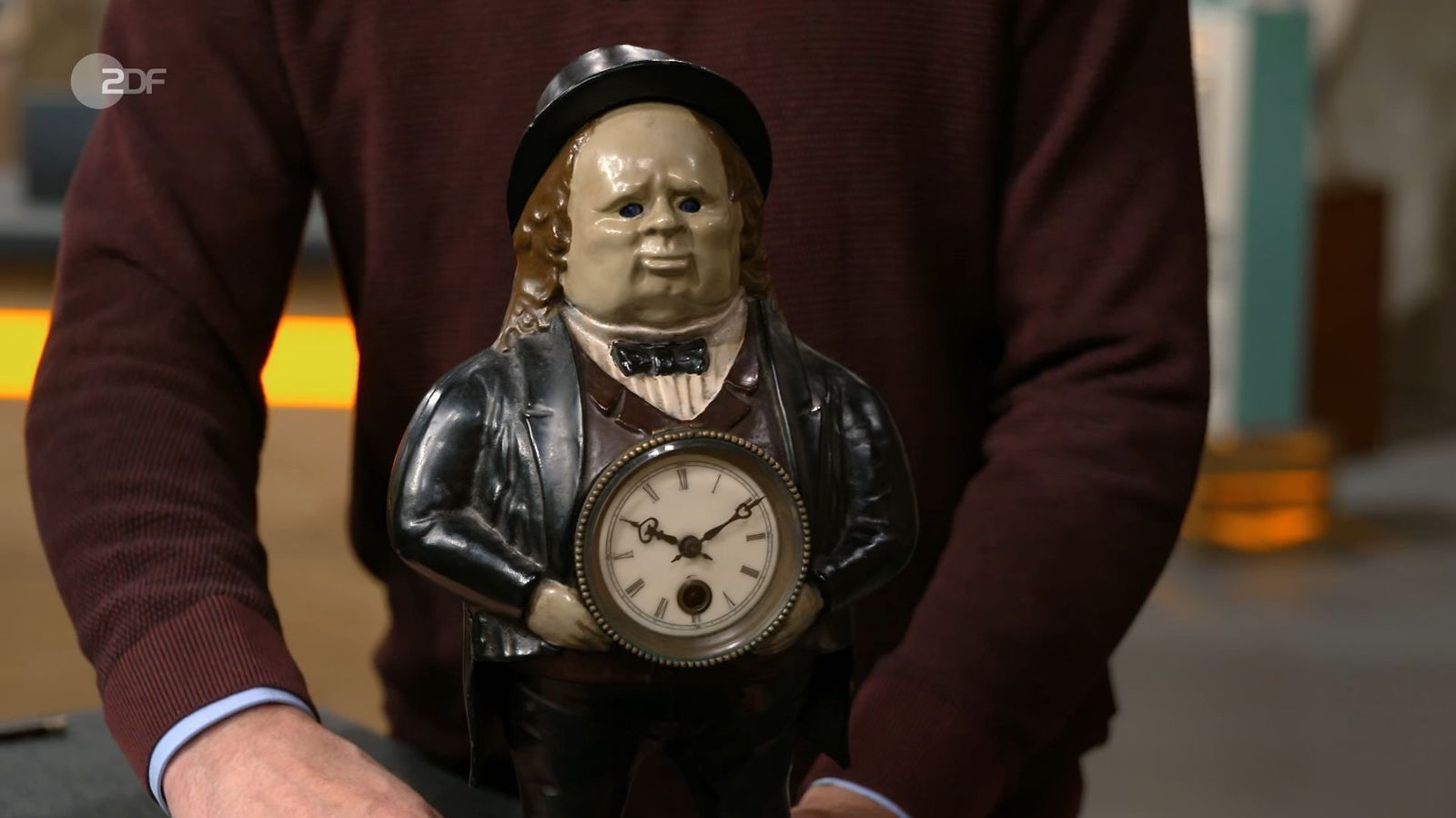 Für seine ungewöhnliche „John Bull“-Standuhr wollte der Verkäufer 200 Euro. Der Experte fand: Dank des guten Zustands waren sogar 250 bis 350 Euro möglich. (Bild: ZDF)