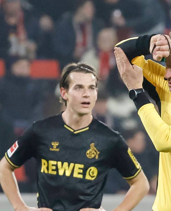 Schiedsrichter Bastian Dankert zeigt ein Handspiel an.