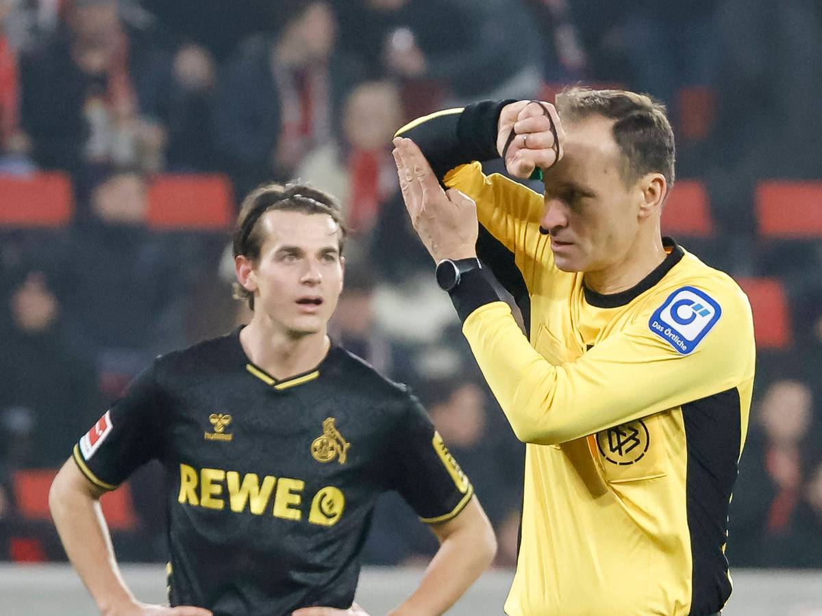 Schiedsrichter Bastian Dankert zeigt ein Handspiel an.