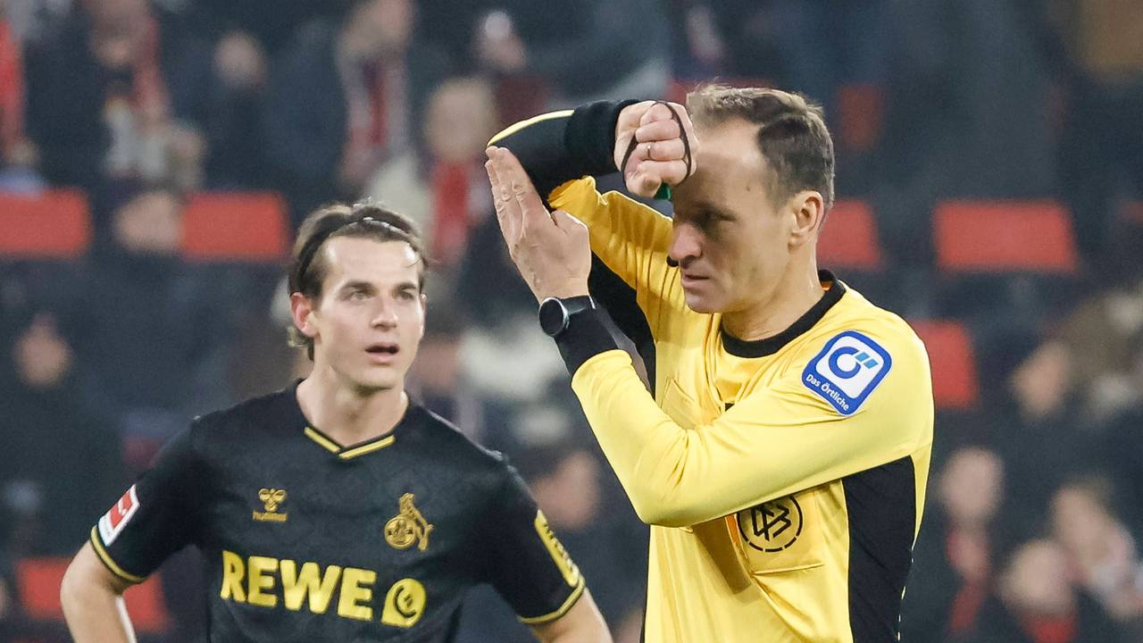 Schiedsrichter Bastian Dankert zeigt ein Handspiel an.