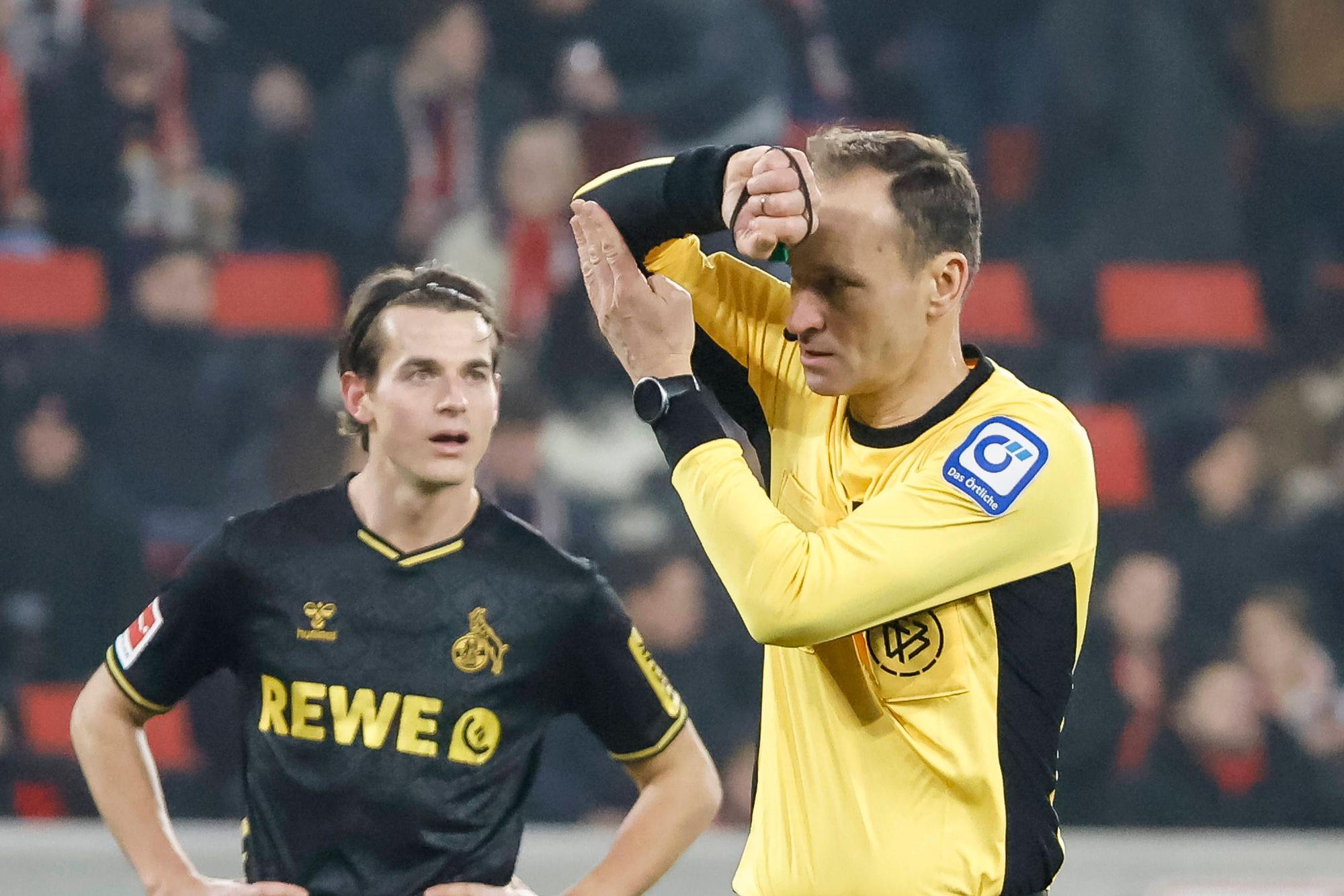 Schiedsrichter Bastian Dankert zeigt ein Handspiel an.