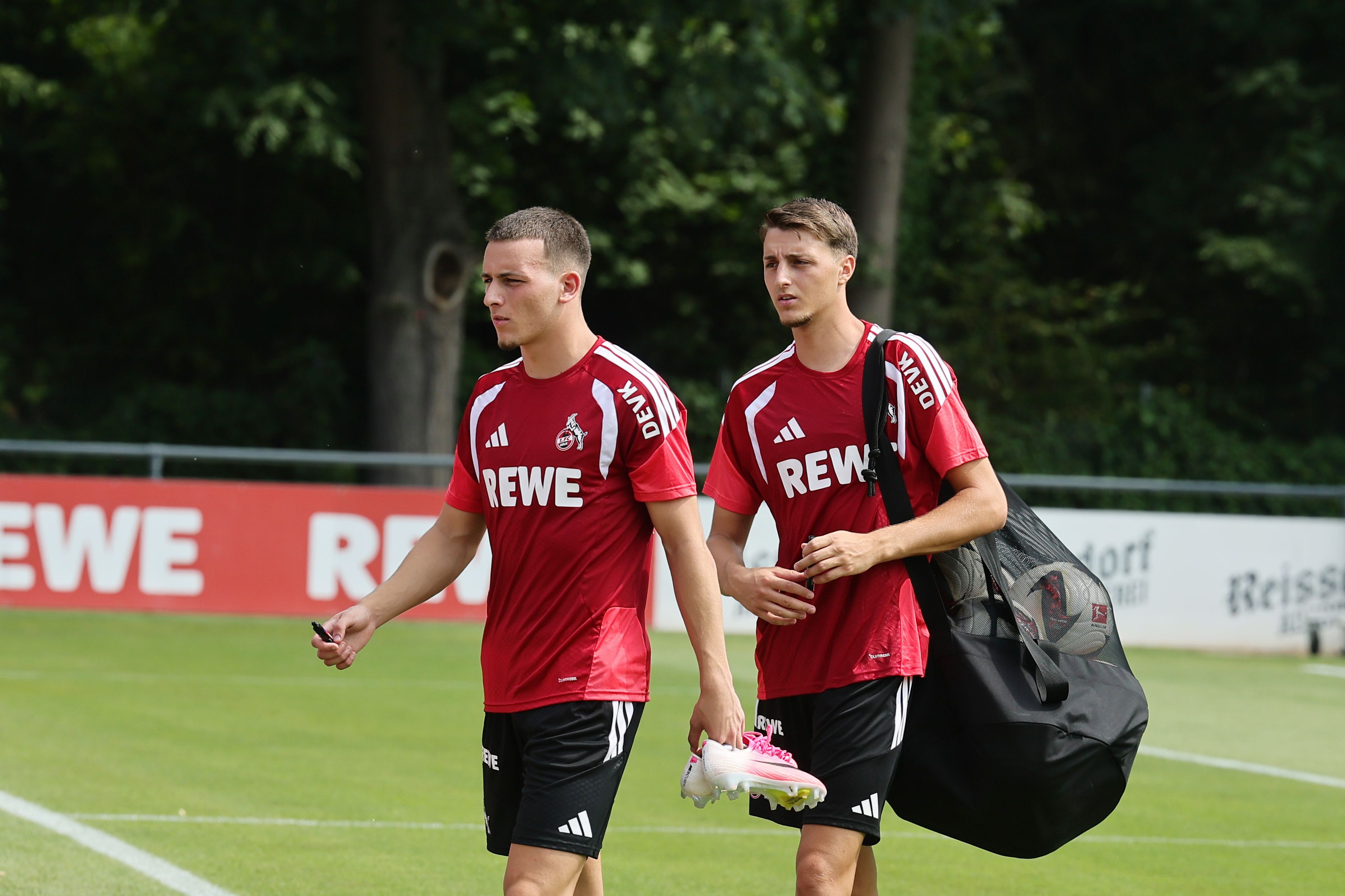 Malek El Mala und Said El Mala kommen auf den Trainingsplatz.