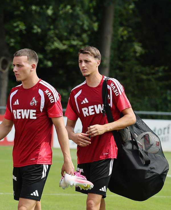 Malek El Mala und Said El Mala kommen auf den Trainingsplatz.