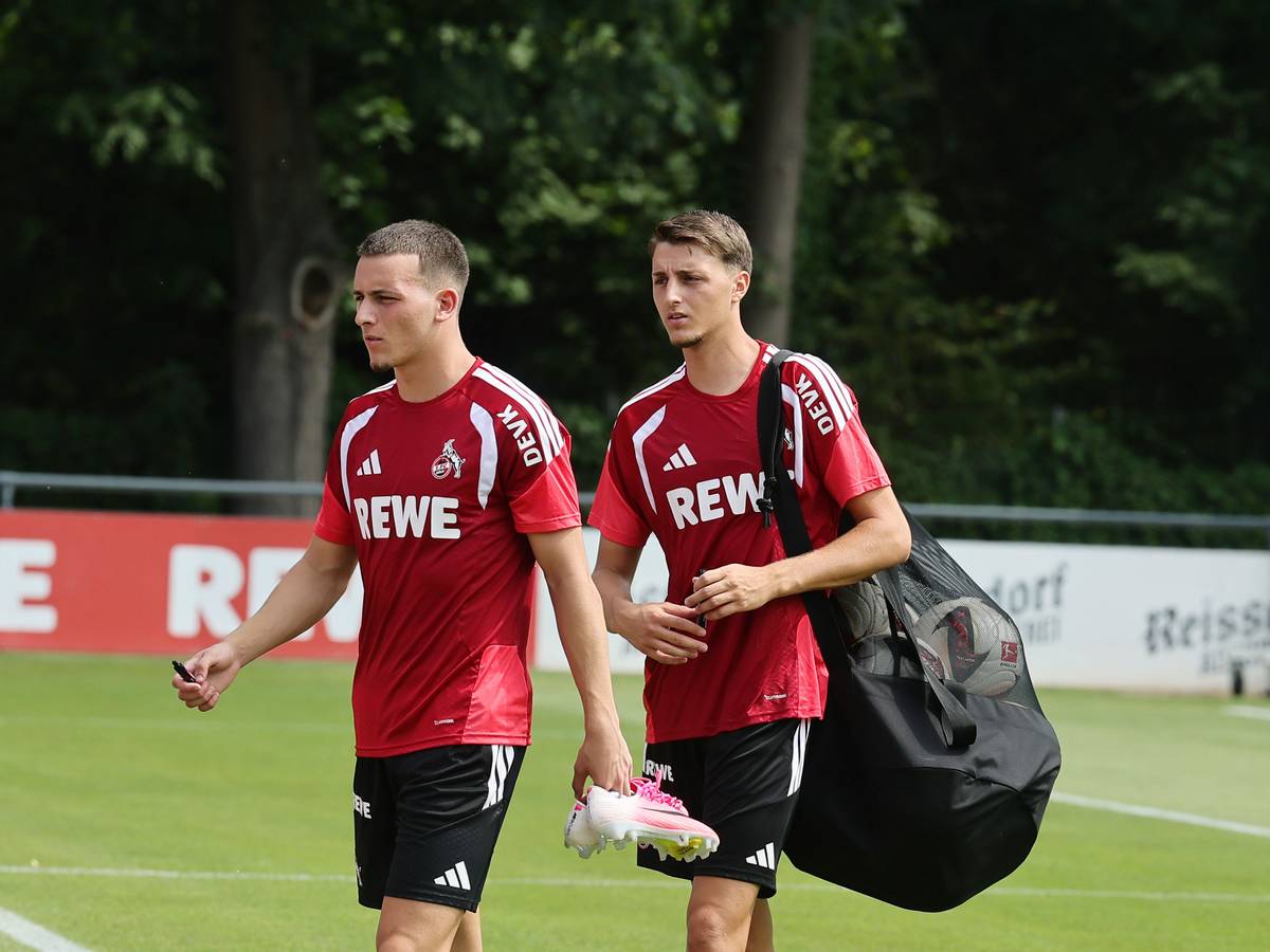Malek El Mala und Said El Mala kommen auf den Trainingsplatz.