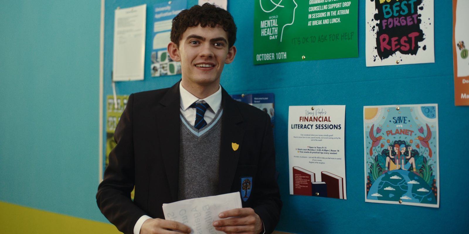 Charlie (Joe Locke) wird zum Schulsprecher gewählt und sagt der Homophobie den Kampf an.  (Bild: © 2025 Netflix, Inc.)