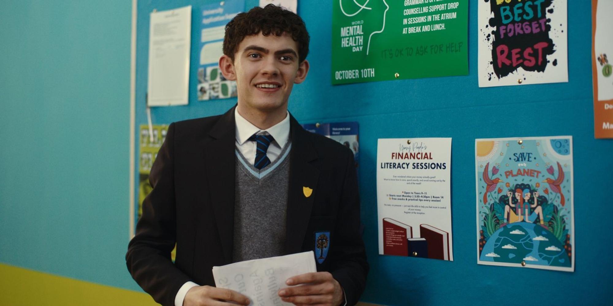 Charlie (Joe Locke) wird zum Schulsprecher gewählt und sagt der Homophobie den Kampf an. (Bild: © 2025 Netflix, Inc.)