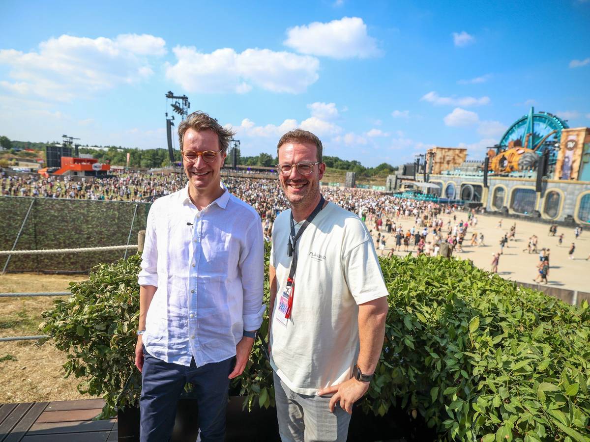 NRW-Ministerpräsident Hendrik Wüst (CDU, links) Parookaville-Chef Bernd Dicks stehen im VIP-Bereich vor der großen Hauptbühne.