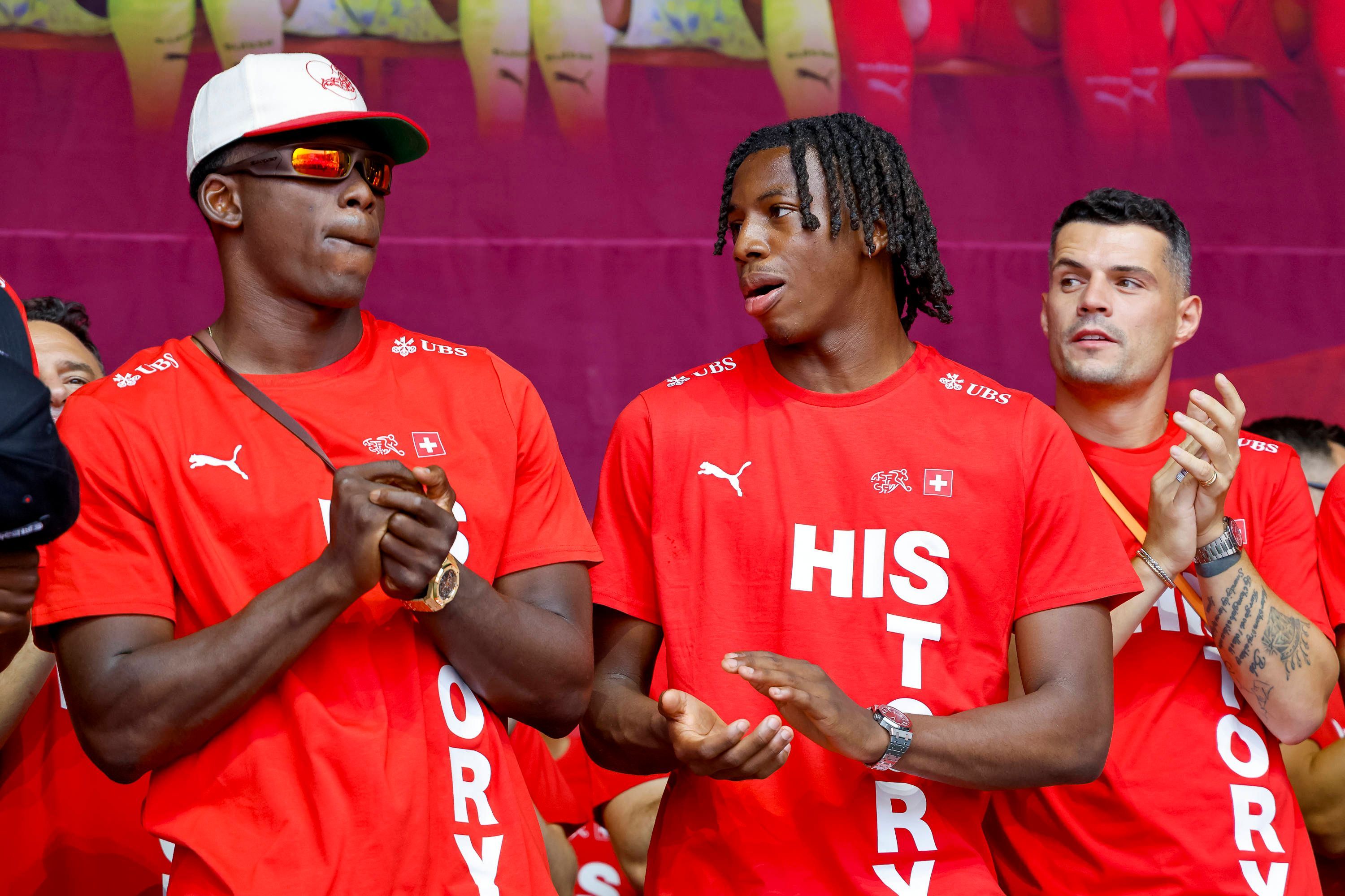 Breel Embolo, Johan Manzambi und Granit Xhaka klatschen.