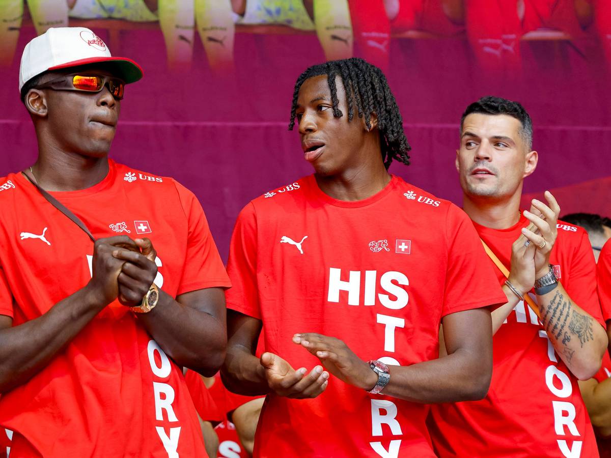 Breel Embolo, Johan Manzambi und Granit Xhaka klatschen.