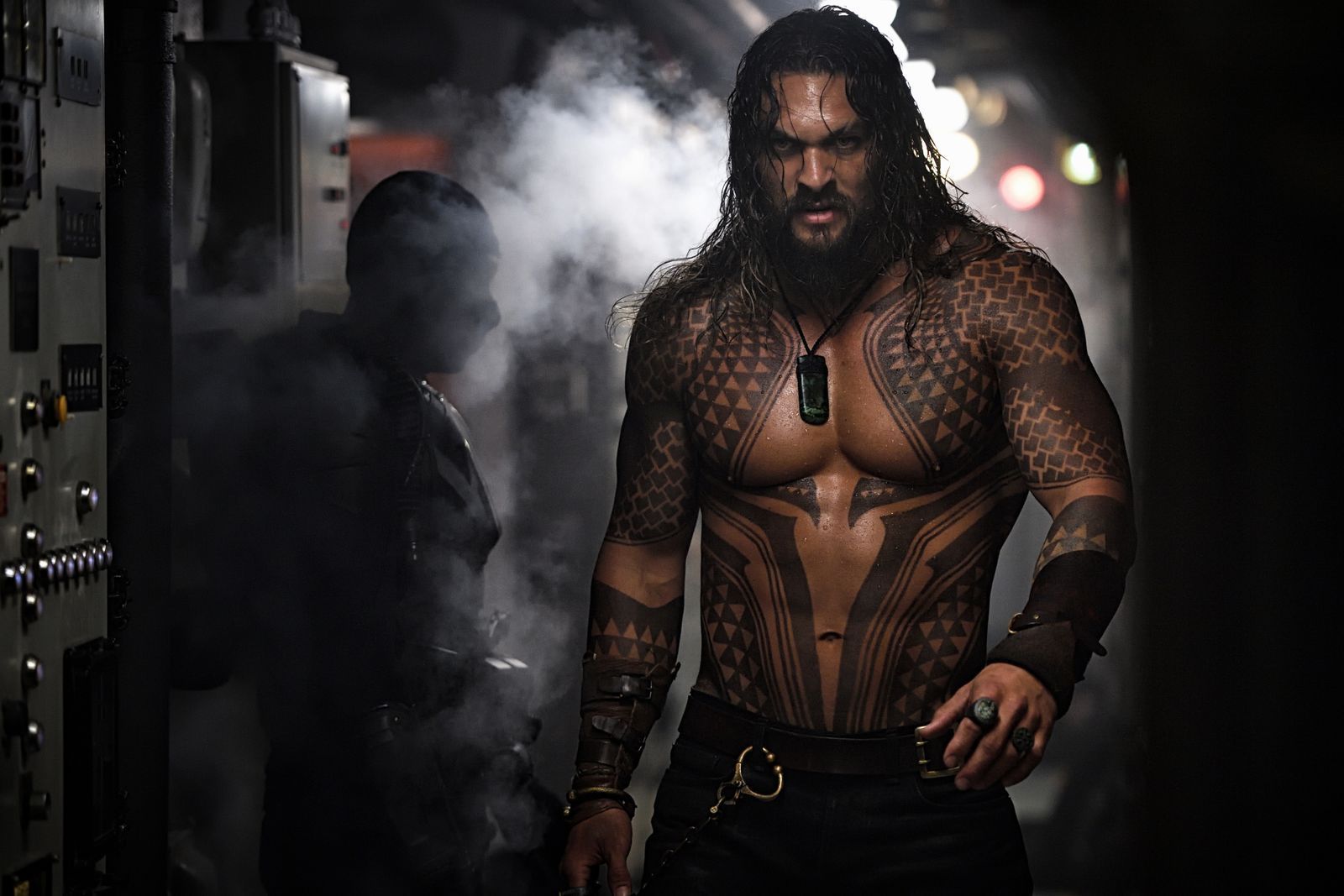 Aquaman (Jason Momoa) ist ein hervorragender Kämpfer und Draufgänger, am Thron hat er zunächst wenig Interesse. (Bild: DC / Warner Bros. Ent.)