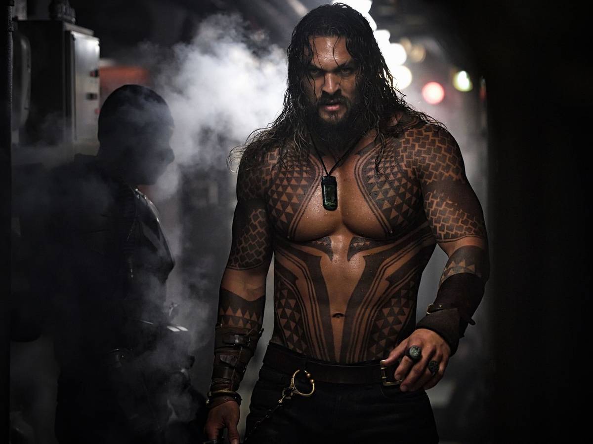 Aquaman (Jason Momoa) ist ein hervorragender Kämpfer und Draufgänger, am Thron hat er zunächst wenig Interesse. (Bild: DC / Warner Bros. Ent.)