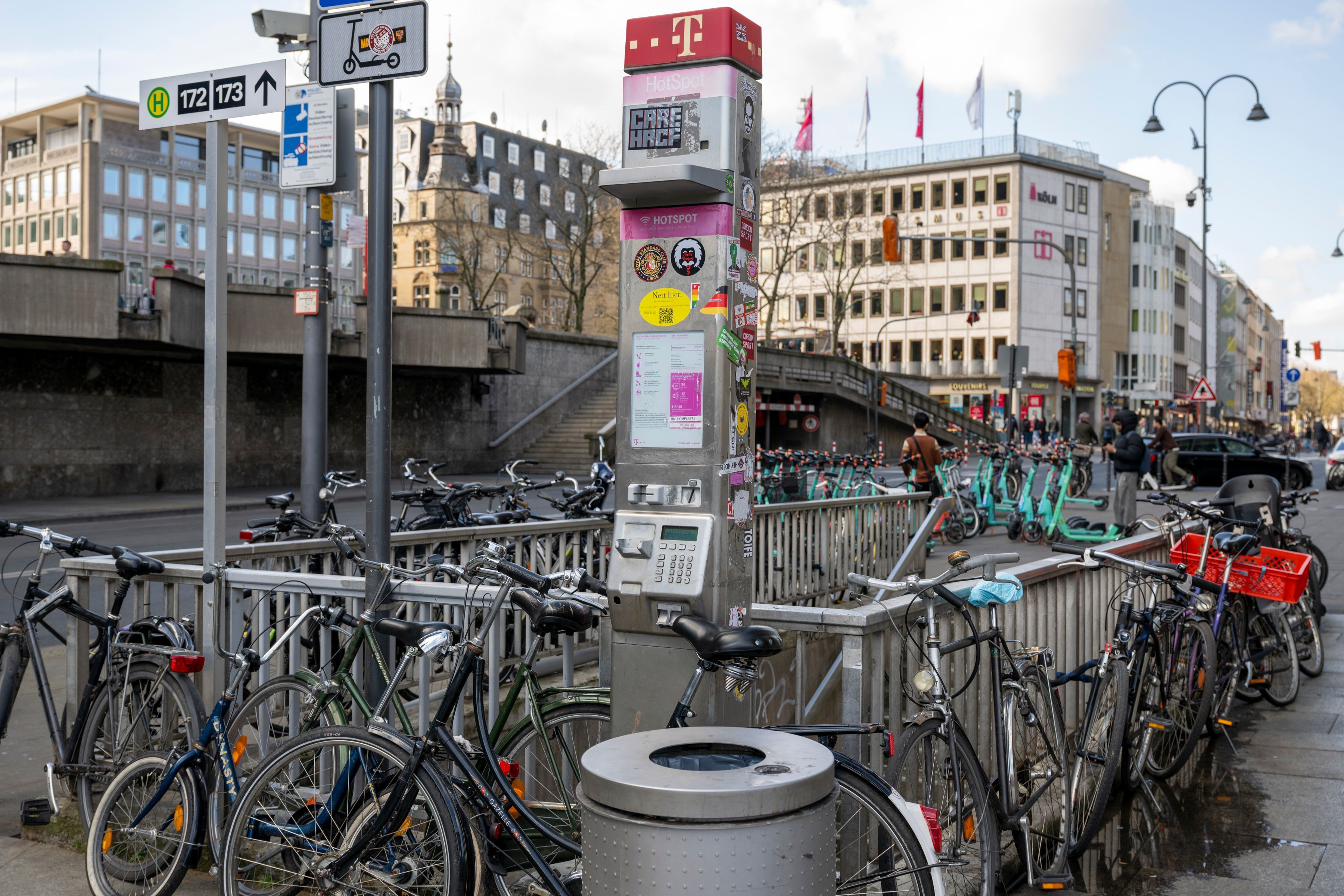 Fahrräder und E-Scooter auf dem Bürgersteig vor dem Dom.