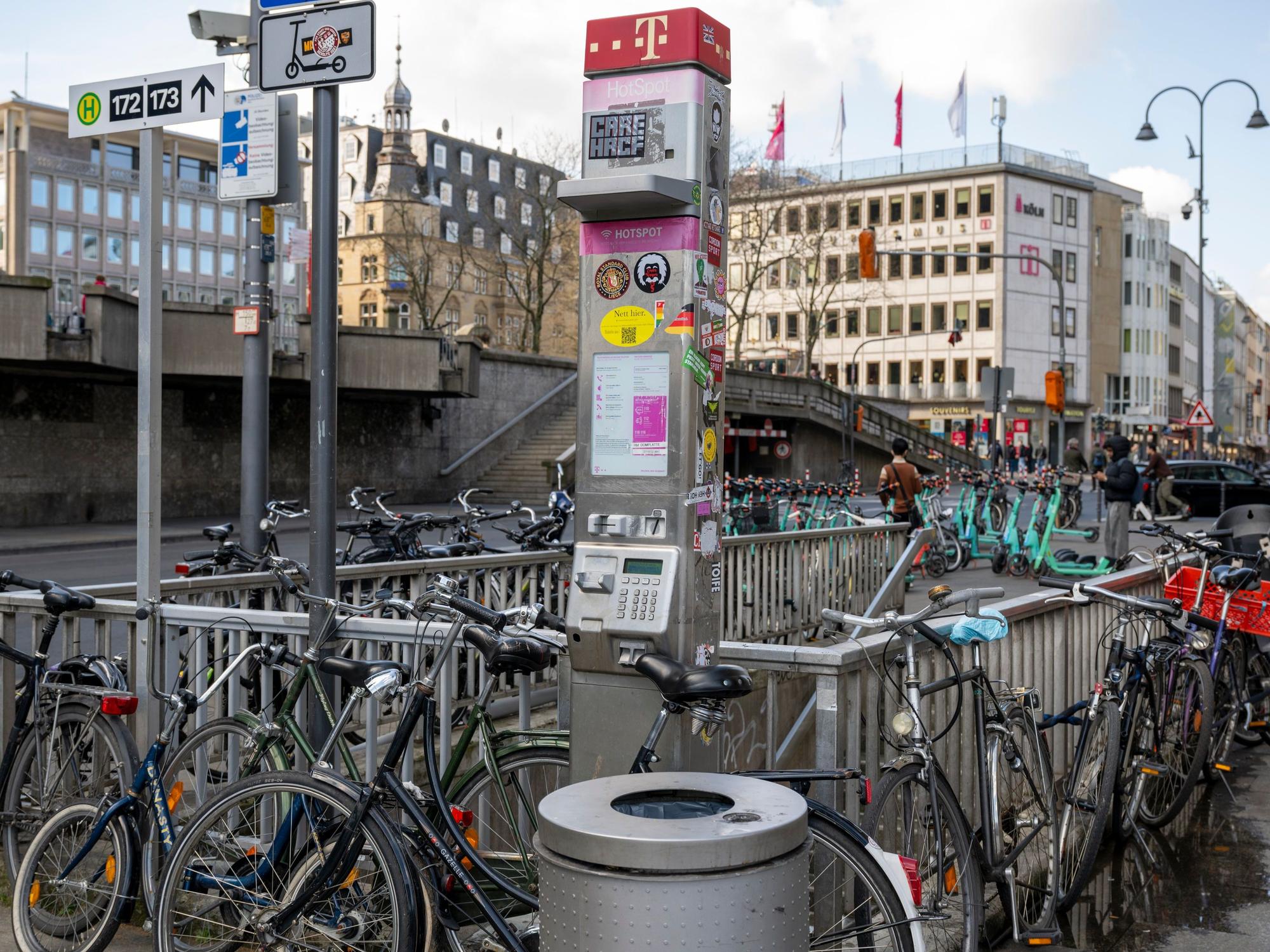 Fahrräder und E-Scooter auf dem Bürgersteig vor dem Dom.
