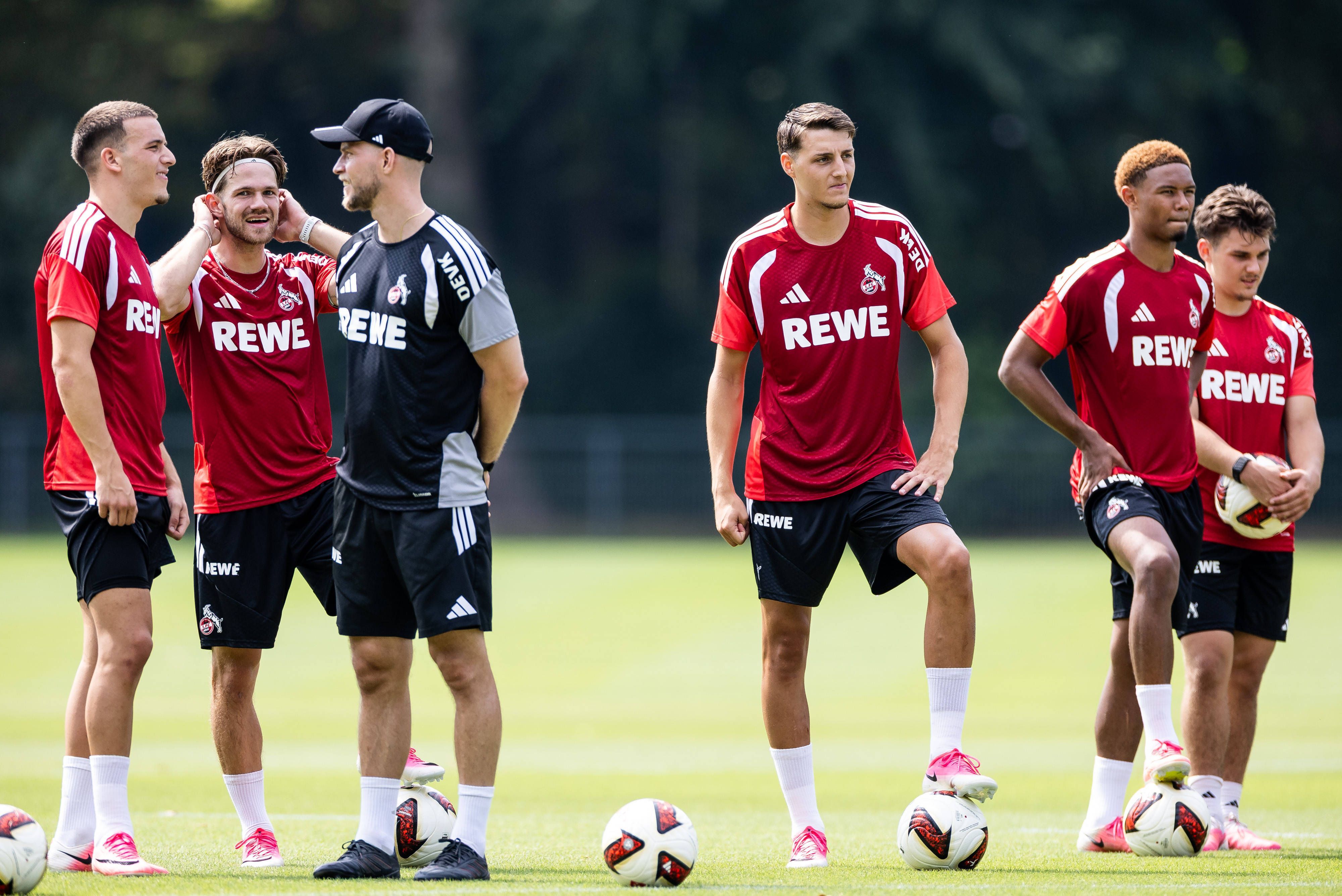 René Wagner spricht im Training mit Said El Mala und Jan Thielmann, daneben stehen drei Jungs aus der U21.