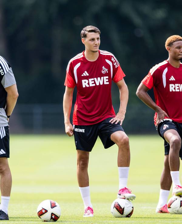 René Wagner spricht im Training mit Said El Mala und Jan Thielmann, daneben stehen drei Jungs aus der U21.