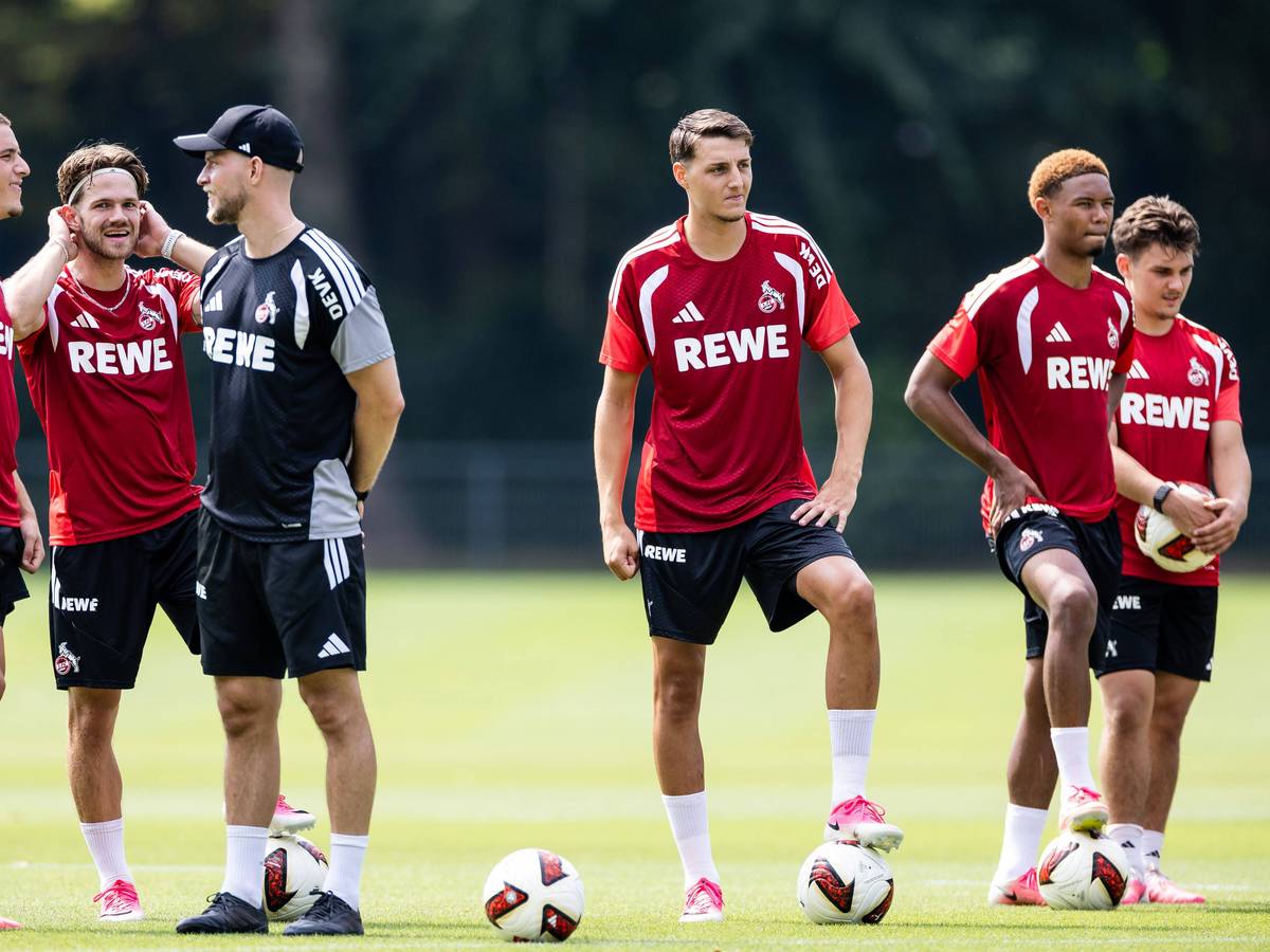 René Wagner spricht im Training mit Said El Mala und Jan Thielmann, daneben stehen drei Jungs aus der U21.
