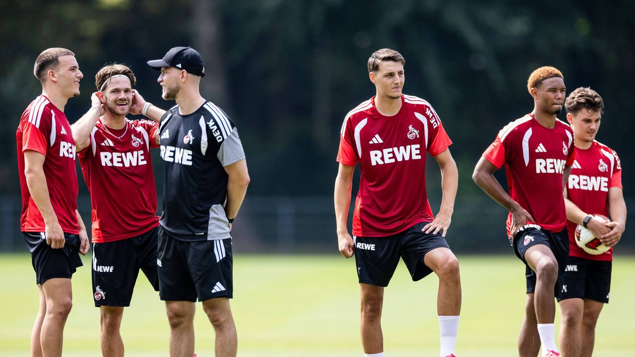 René Wagner spricht im Training mit Said El Mala und Jan Thielmann, daneben stehen drei Jungs aus der U21.