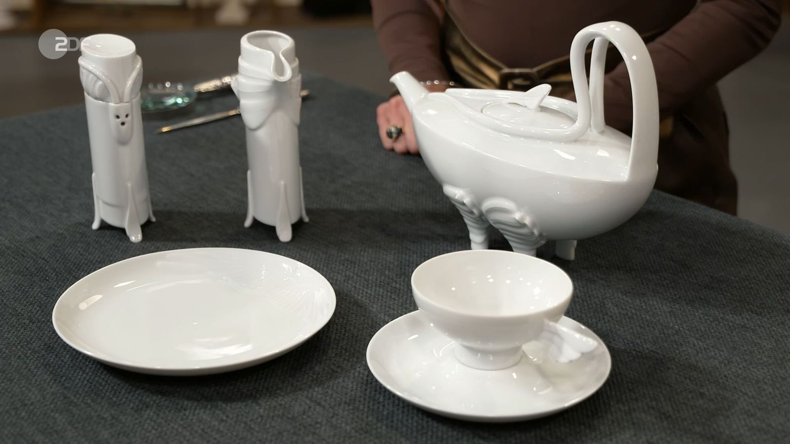Die weiteren Raritäten: Das limitierte Rosenthal Tee-Service von Paul Wunderlich aus dem Jahr 1986 war 500 bis 800 Euro wert. Die Verkäuferin hatte sich jedoch 2.500 Euro erhofft und behielt das Porzellan lieber. 
 (Bild: ZDF)