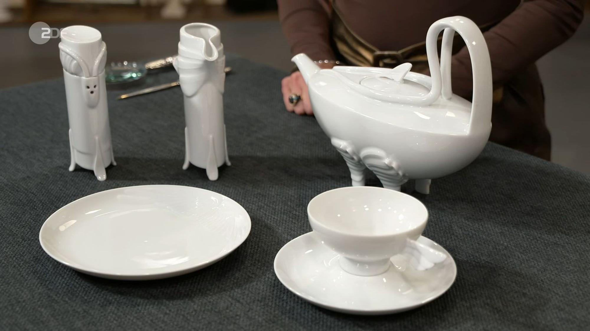 Die weiteren Raritäten: Das limitierte Rosenthal Tee-Service von Paul Wunderlich aus dem Jahr 1986 war 500 bis 800 Euro wert. Die Verkäuferin hatte sich jedoch 2.500 Euro erhofft und behielt das Porzellan lieber.
(Bild: ZDF)