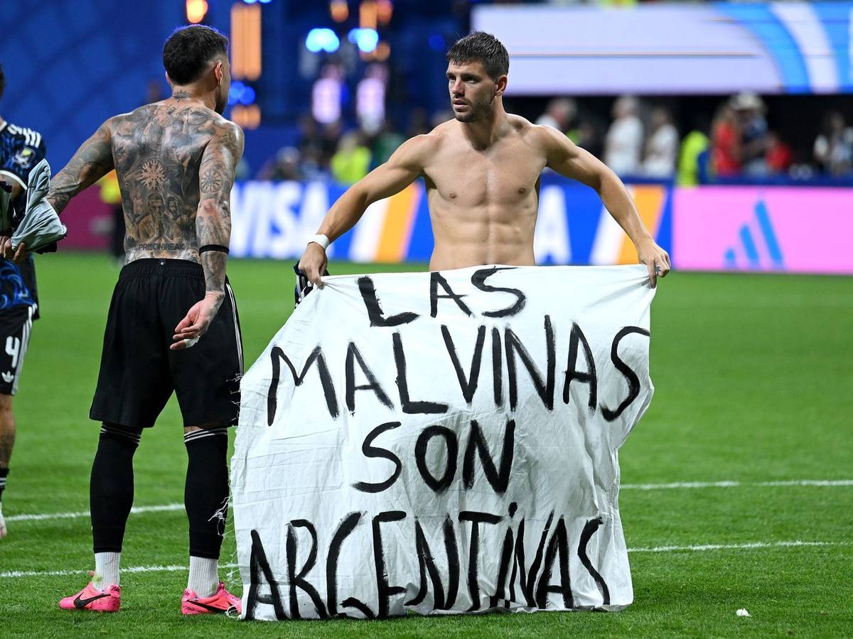 Dieses Plakat der argentinischen Nationalmannschaft sorgte nach dem WM-Sieg gegen England für viel Aufsehen. (Bild: 2026 Getty Images/Shaun Botterill)