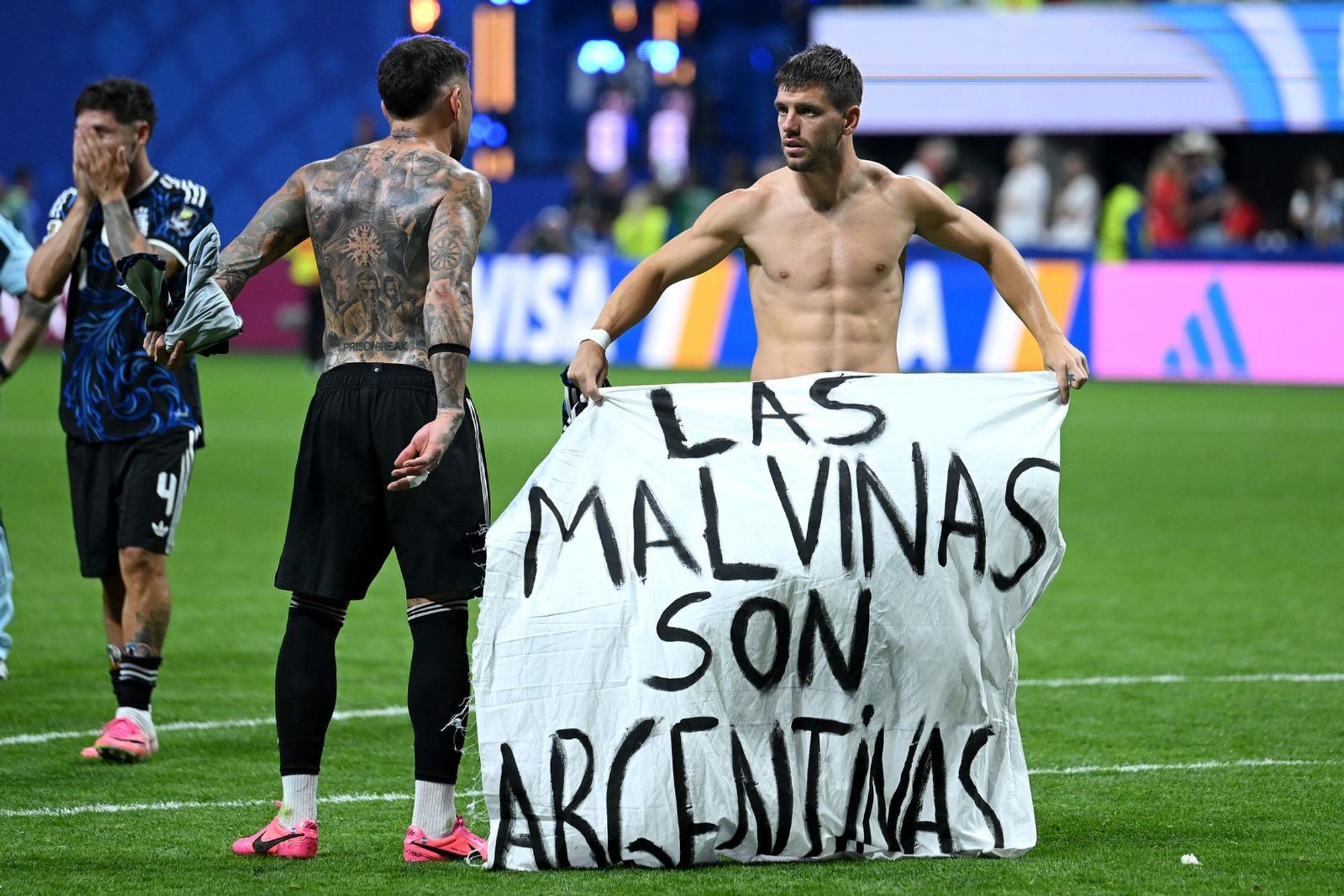 Dieses Plakat der argentinischen Nationalmannschaft sorgte nach dem WM-Sieg gegen England für viel Aufsehen. (Bild: 2026 Getty Images/Shaun Botterill)